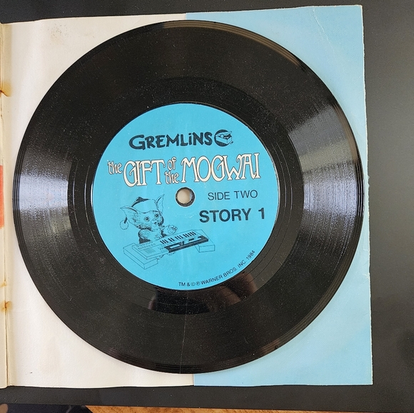 Gremlins "The Gift of the Mogwai" Read-Along Book & Record 7" 33-1/3 1984 - Picture 5 of 6